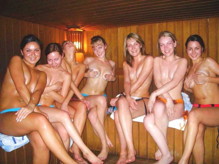 Молодые голые девушки в бане