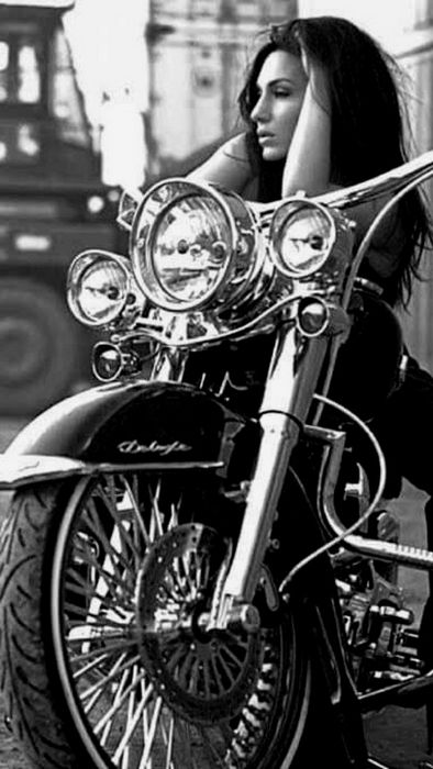 Девушка и мотоцикл в стиле пинап