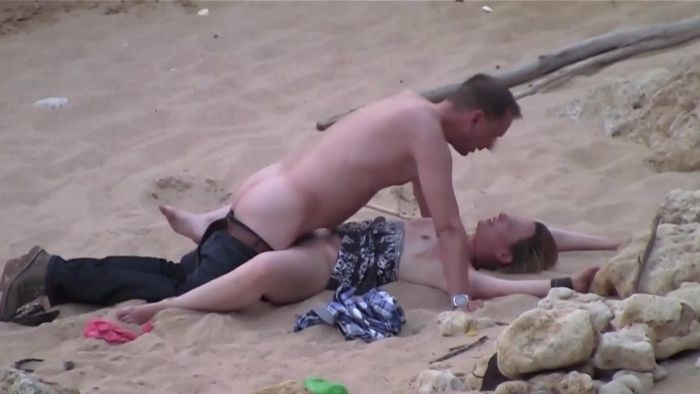 Горячая девица расслабляется на диком пляже со своим дружком